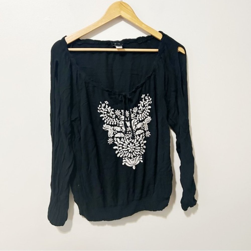 Torrid cold shoulder embroidered motif blouse 00 L